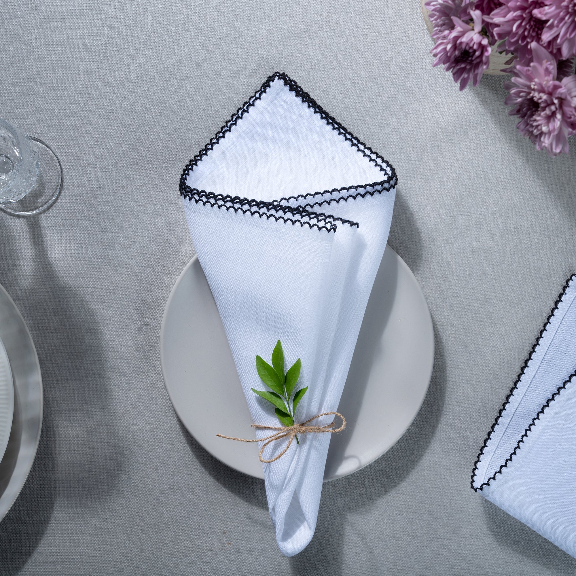 D'Moksha Homes-White and Black Linen Napkins, Whipstitch, 20 x 20 inch, 4 pcs - Image 3