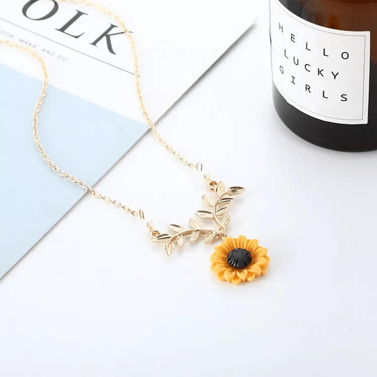 Pinapes Leaf Single Pearl Drop Water Stylish Leaves Pendant Necklace For Girls And Women Gold White