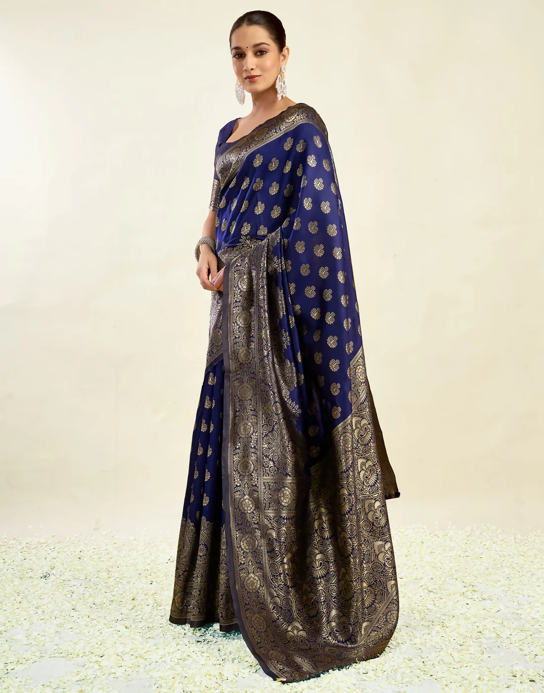 Royal Emerald Jacquard Saree with Golden Zari Work & Heavy Brocade Border - Image 12